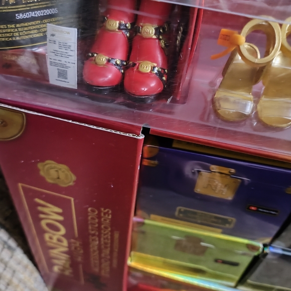 Rainbow High Mini Accessories Studio 27 Boxes With Display Case Accessories - Picture 5 of 11